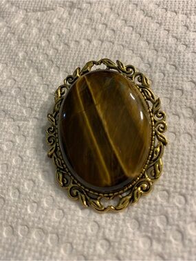 Unbranded Brown Tiger's Eye Oval Brooch with Gold-Tone Filigree